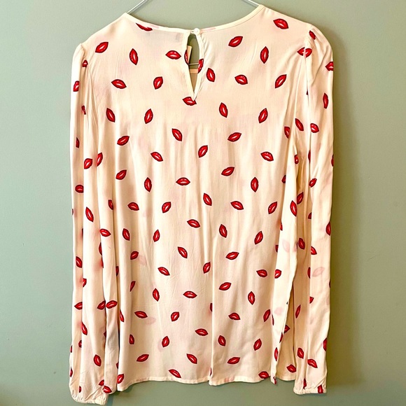 NWT Rayon long sleeve blouse with adorable kisses print / size S - Picture 3 of 8